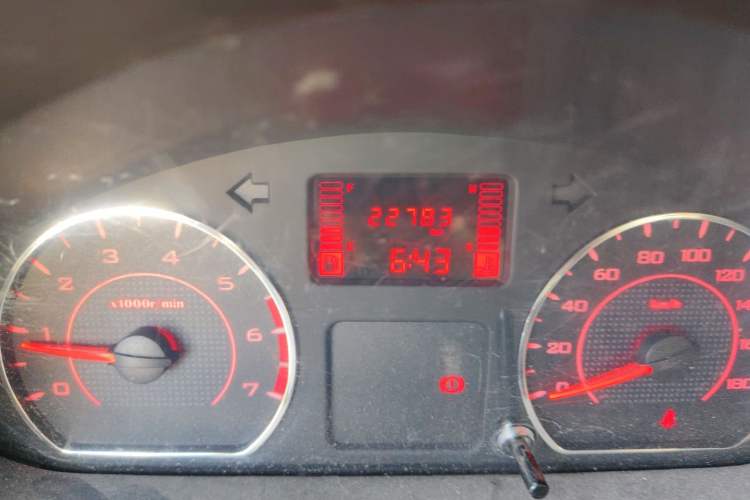 Used Wuling Hongguang V 2022 1.5L Jingqu Edition Electric-Assist LAR Odometer Close Up