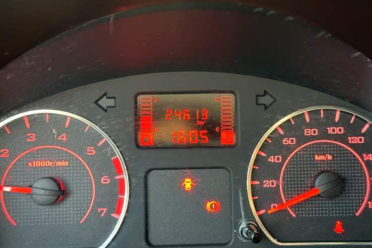 Used Wuling Hongguang V 2022 1.5L Jingqu Edition Electric-Assist LAR Odometer Close Up