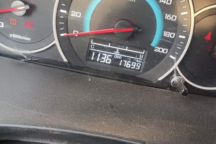 Used Wuling Hongguang V 2022 1.5L Enjoy Edition Electric-Powered LAR Odometer Close Up