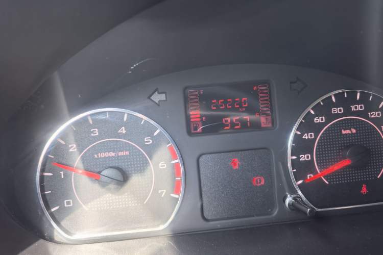 Used Wuling Hongguang V 2022 1.5L Jingqu Edition Electric-Assist LAR Odometer Close Up