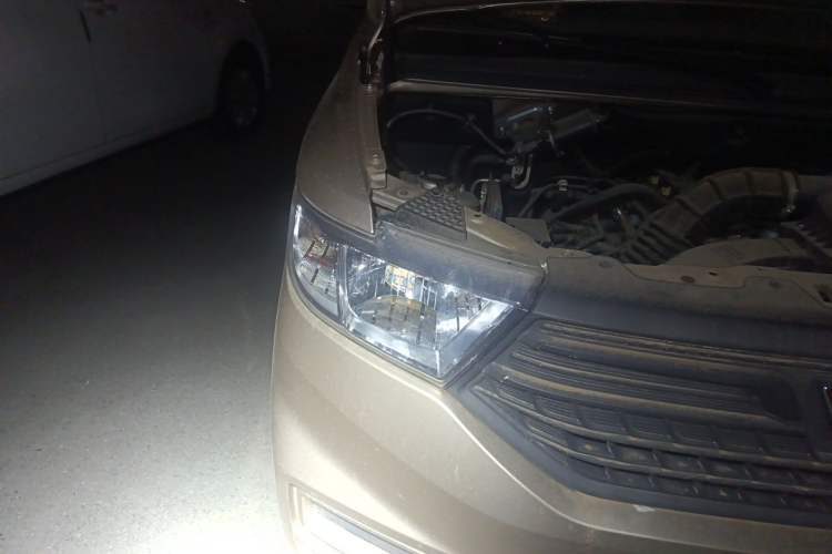 Used Wuling Hongguang V 2022 1.5L Jingqu Edition Electric-Assist LAR Right Front Headlight