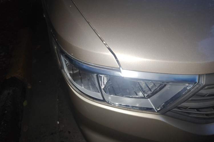 Used Wuling Hongguang V 2022 1.5L Jingqu Edition Electric-Assist LAR Right Front Headlight