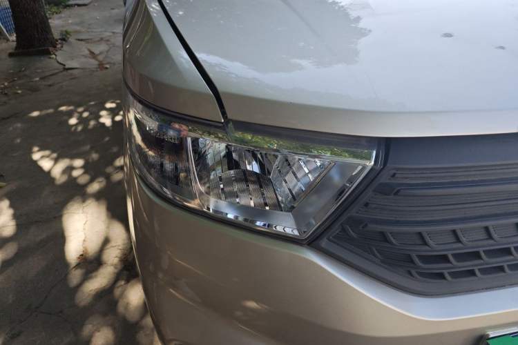 Used Wuling Hongguang V 2022 1.5L Jingqu Edition Electric-Assist LAR Right Front Headlight