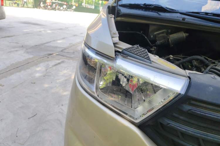 Used Wuling Hongguang V 2022 1.5L Jingqu Edition Electric-Assist LAR Right Front Headlight