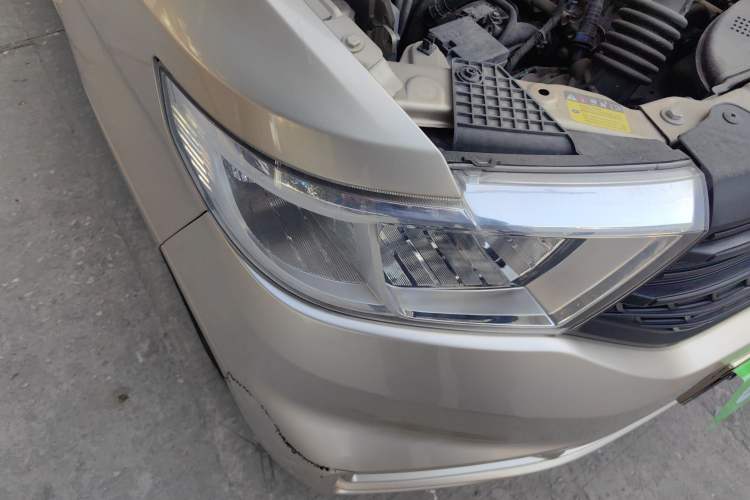 Used Wuling Hongguang V 2022 1.5L Jingqu Edition Electric-Assist LAR Right Front Headlight