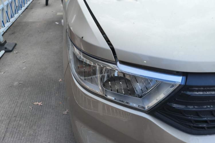 Used Wuling Hongguang V 2022 1.5L Jingqu Edition Electric-Assist LAR Right Front Headlight