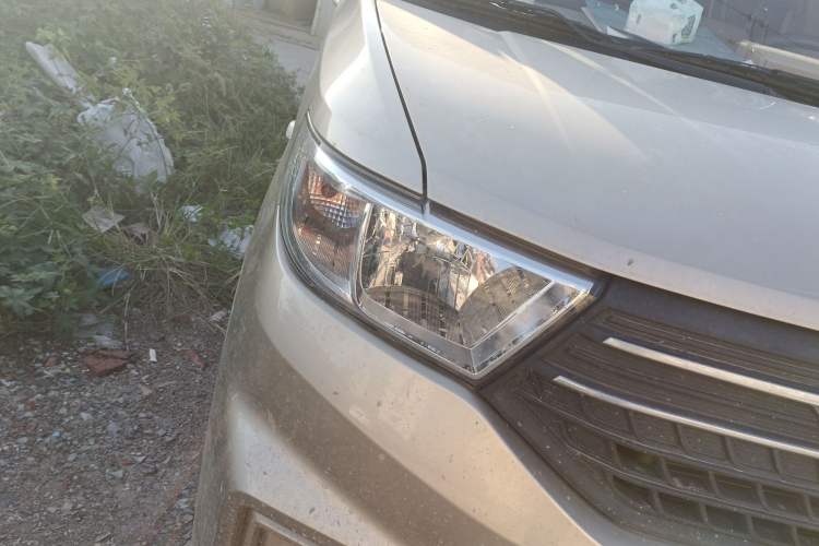 Used Wuling Hongguang V 2022 1.5L Enjoy Edition Electric-Powered LAR Right Front Headlight