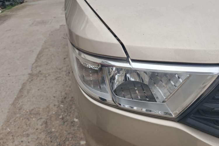 Used Wuling Hongguang V 2022 1.5L Jingqu Edition Electric-Assist LAR Right Front Headlight