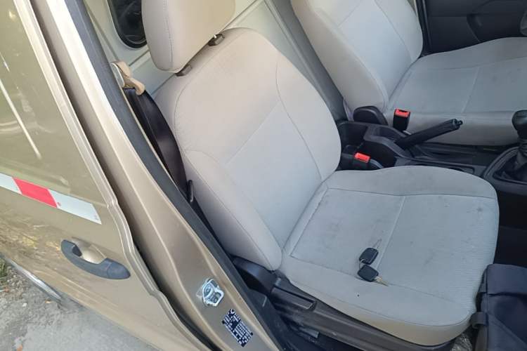 Used Wuling Hongguang V 2022 1.5L Jingqu Edition Enclosed-Window Vehicle with Hydraulic Power Steering LAR Right Front Seat