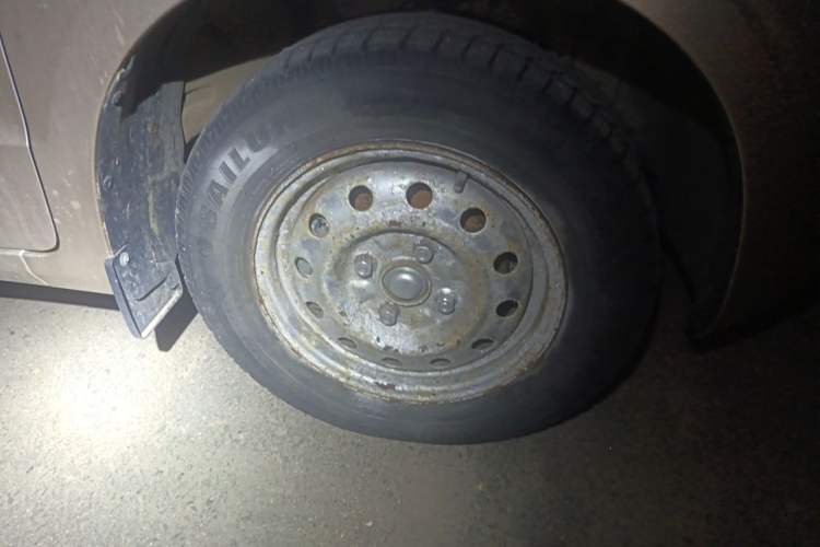 Used Wuling Hongguang V 2022 1.5L Jingqu Edition Electric-Assist LAR Right Front Wheel Hub