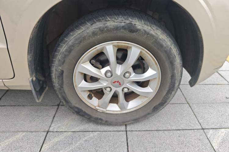 Used Wuling Hongguang V 2022 1.5L Jingqu Version Hydraulic Power Steering LAR Right Front Wheel Hub