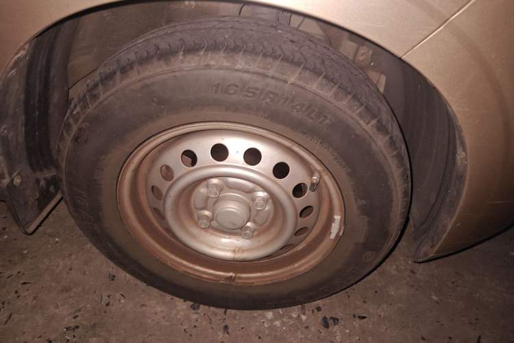 Used Wuling Hongguang V 2022 1.5L Jingqu Edition Electric-Assist LAR Right Front Wheel Hub