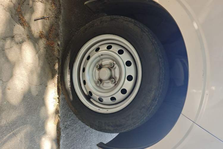 Used Wuling Hongguang V 2022 1.5L Jingqu Edition Electric-Assist LAR Right Front Wheel Hub