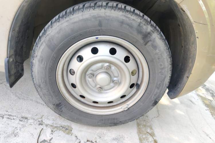 Used Wuling Hongguang V 2022 1.5L Jingqu Edition Electric-Assist LAR Right Front Wheel Hub