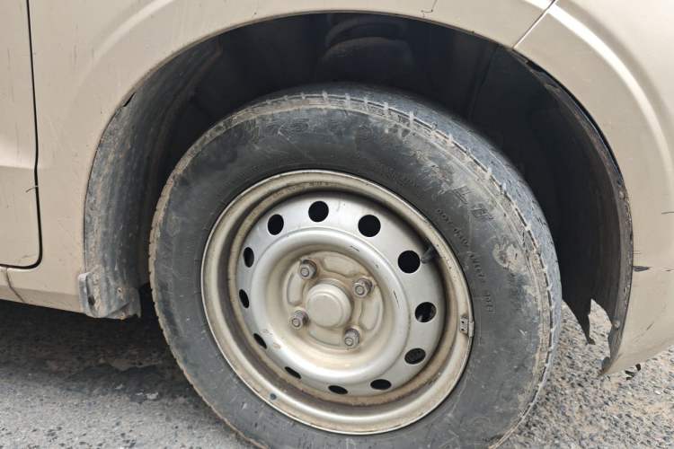 Used Wuling Hongguang V 2022 1.5L Jingqu Edition Electric-Assist LAR Right Front Wheel Hub