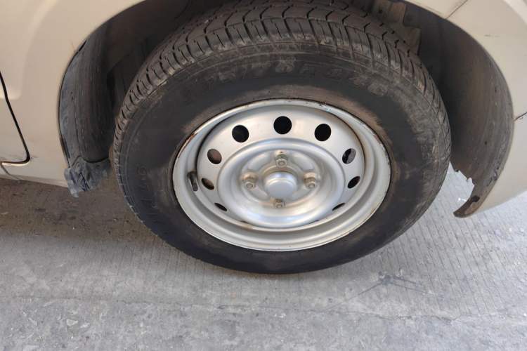 Used Wuling Hongguang V 2022 1.5L Jingqu Edition Electric-Assist LAR Right Front Wheel Hub