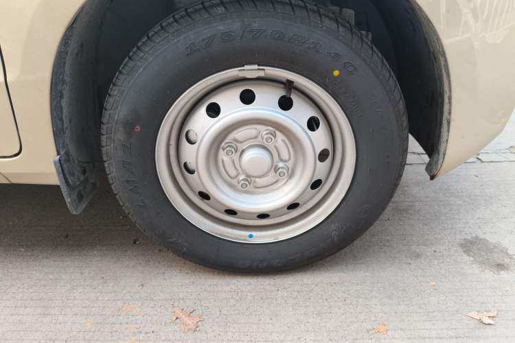 Used Wuling Hongguang V 2022 1.5L Jingqu Edition Electric-Assist LAR Right Front Wheel Hub
