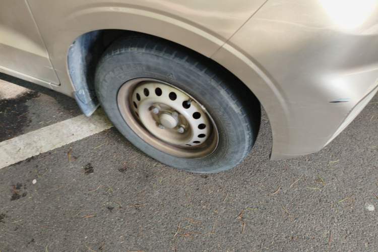 Used Wuling Hongguang V 2022 1.5L Jingqu Edition Electric-Assist LAR Right Front Wheel Hub