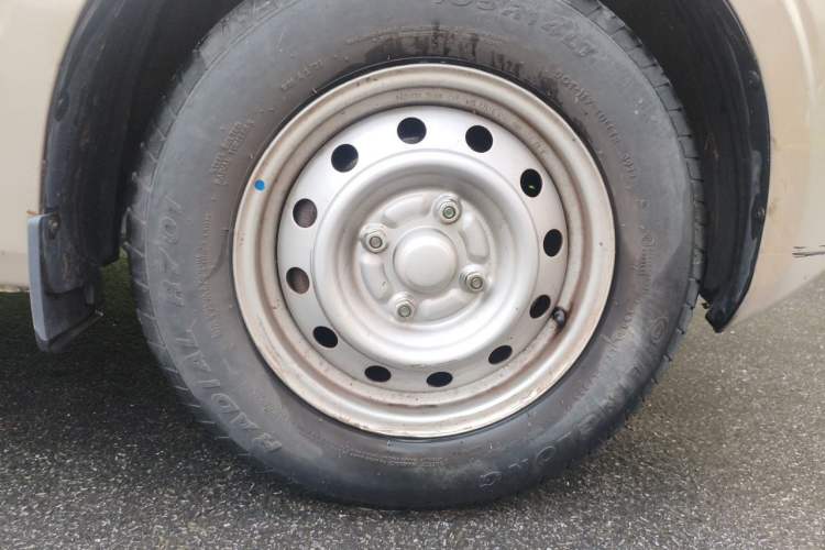 Used Wuling Hongguang V 2022 1.5L Jingqu Edition Electric-Assist LAR Right Front Wheel Hub