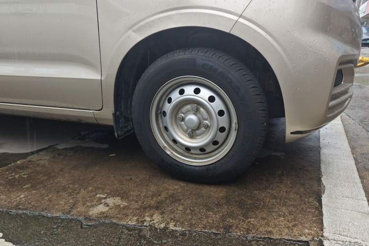 Used Wuling Hongguang V 2022 1.5L Jingqu Version Hydraulic Power Steering LAR Right Front Wheel Hub