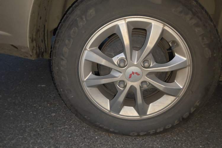 Used Wuling Hongguang V 2022 1.5L Jingqu Version Hydraulic Power Steering LAR Right Front Wheel Hub