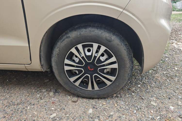 Used Wuling Hongguang V 2022 1.5L Jingqu Edition Electric-Assist LAR Right Front Wheel Hub