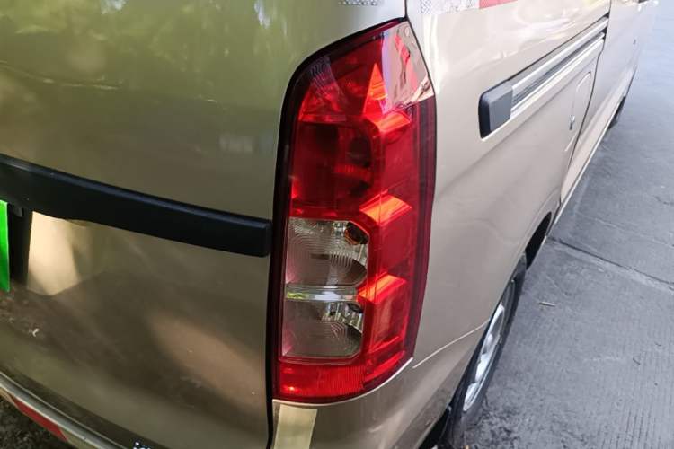 Used Wuling Hongguang V 2022 1.5L Jingqu Edition Enclosed-Window Vehicle with Hydraulic Power Steering LAR Right Rear Taillight