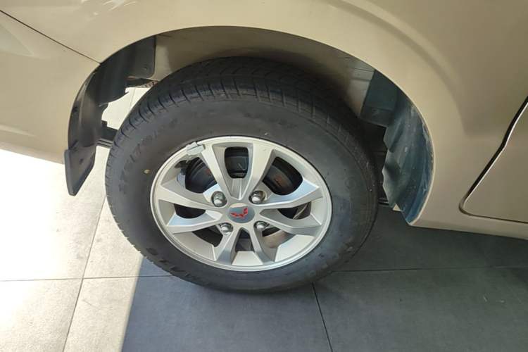 Used Wuling Hongguang V 2022 1.5L Enjoy Edition Electric-Powered LAR Right Rear Wheel Hub