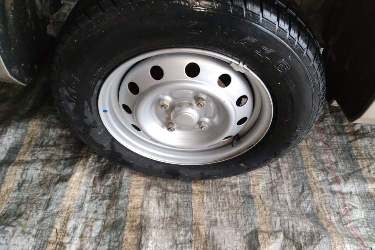 Used Wuling Hongguang V 2022 1.5L Jingqu Edition Electric-Assist LAR Right Rear Wheel Hub