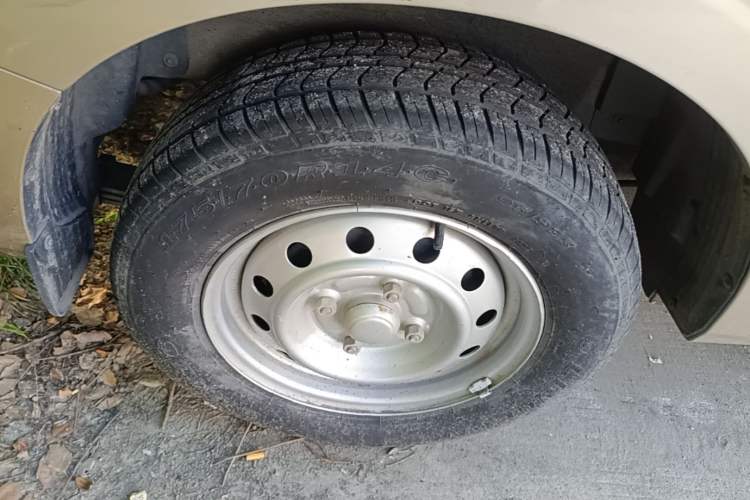 Used Wuling Hongguang V 2022 1.5L Jingqu Edition Enclosed-Window Vehicle with Hydraulic Power Steering LAR Right Rear Wheel Hub