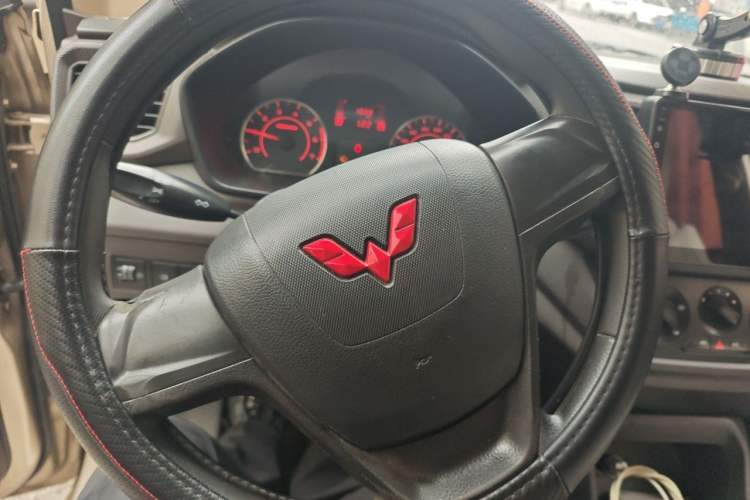 Used Wuling Hongguang V 2022 1.5L Jingqu Edition Electric-Assist LAR Steering Wheel