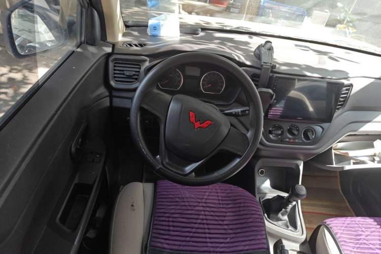 Used Wuling Hongguang V 2022 1.5L Jingqu Version Hydraulic Power Steering LAR Steering Wheel