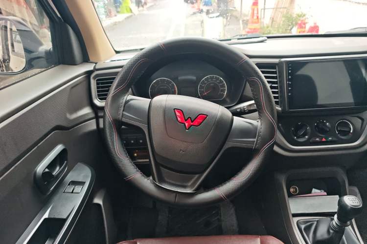 Used Wuling Hongguang V 2022 1.5L Jingqu Version Hydraulic Power Steering LAR Steering Wheel