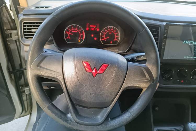 Used Wuling Hongguang V 2022 1.5L Jingqu Edition Enclosed-Window Vehicle with Hydraulic Power Steering LAR Steering Wheel