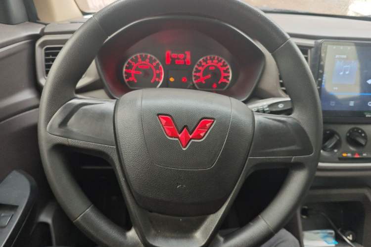 Used Wuling Hongguang V 2022 1.5L Jingqu Version Hydraulic Power Steering LAR Steering Wheel