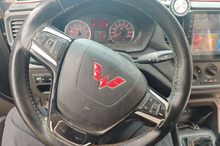 Used Wuling Hongguang V 2022 1.5L Jingqu Edition Electric-Assist LAR Steering Wheel