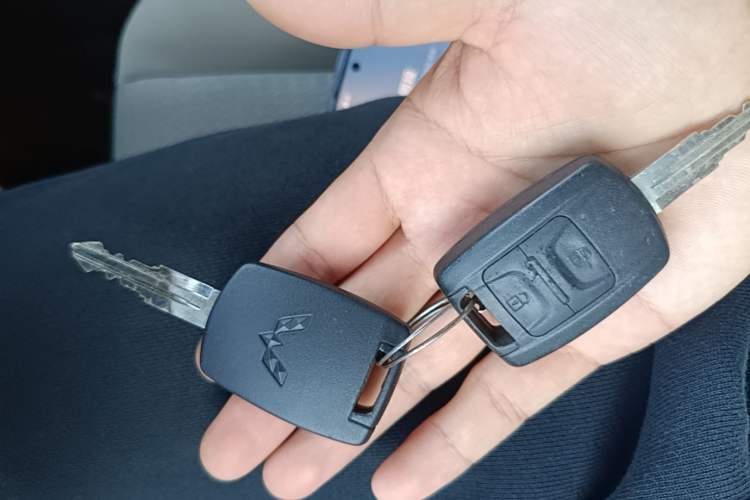 Used Wuling Hongguang V 2022 1.5L Jingqu Edition Enclosed-Window Vehicle with Hydraulic Power Steering LAR Vehicle Key