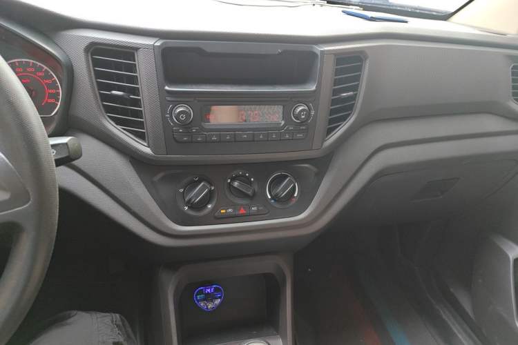 Used Wuling Hongguang V 2022 1.5L Jingqu Edition Electric-Assist LAR Audio And AC Panel