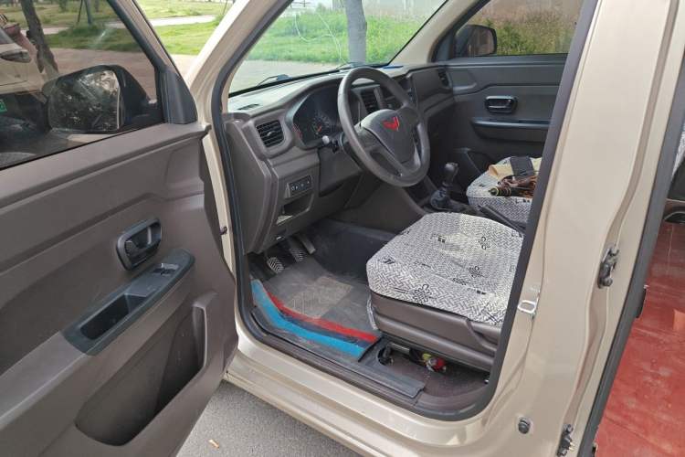 Used Wuling Hongguang V 2022 1.5L Jingqu Edition Electric-Assist LAR Driver Seat