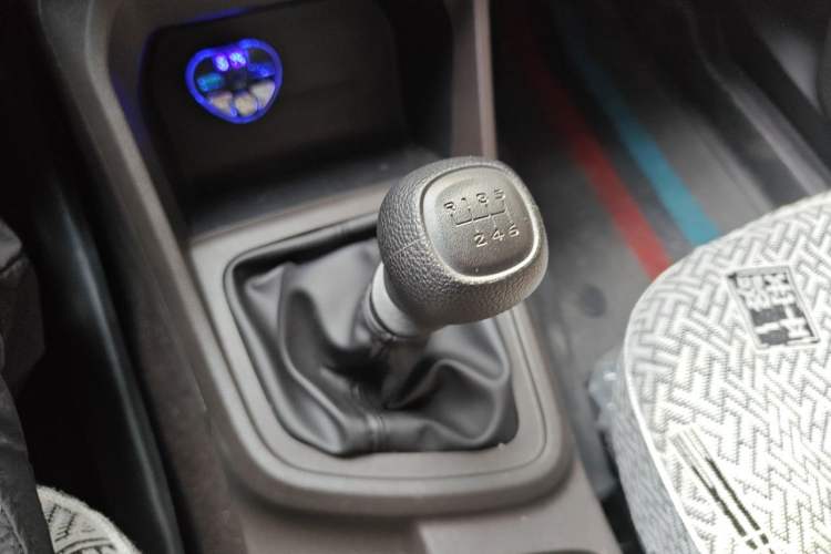 Used Wuling Hongguang V 2022 1.5L Jingqu Edition Electric-Assist LAR Gear Lever