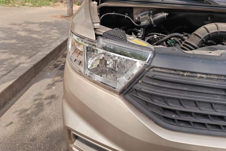 Used Wuling Hongguang V 2022 1.5L Jingqu Edition Electric-Assist LAR Right Front Headlight