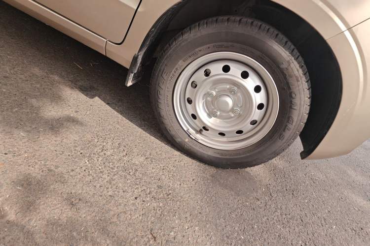 Used Wuling Hongguang V 2022 1.5L Jingqu Edition Electric-Assist LAR Right Front Wheel Hub