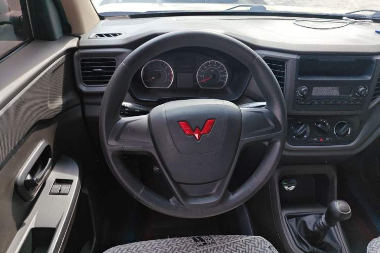 Used Wuling Hongguang V 2022 1.5L Jingqu Edition Electric-Assist LAR Steering Wheel