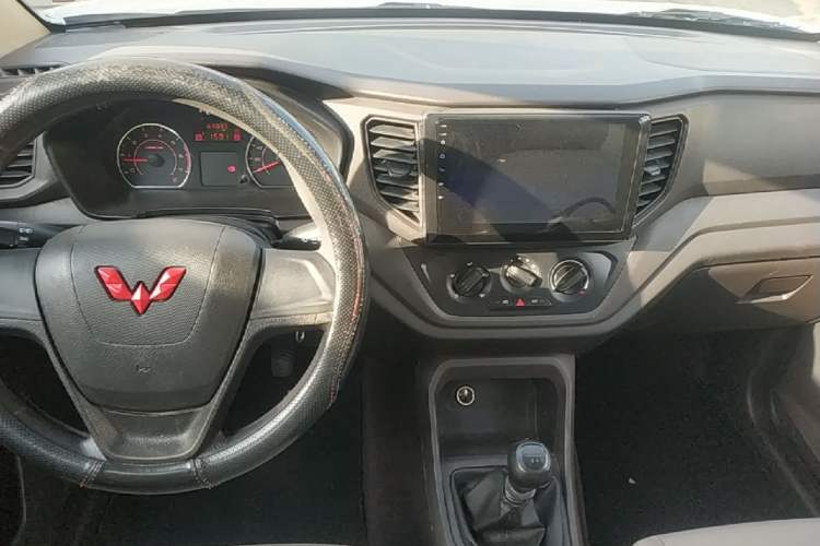Used Wuling Hongguang V 2022 1.5L Jingqu Edition Electric-Assist LAR Audio And AC Panel