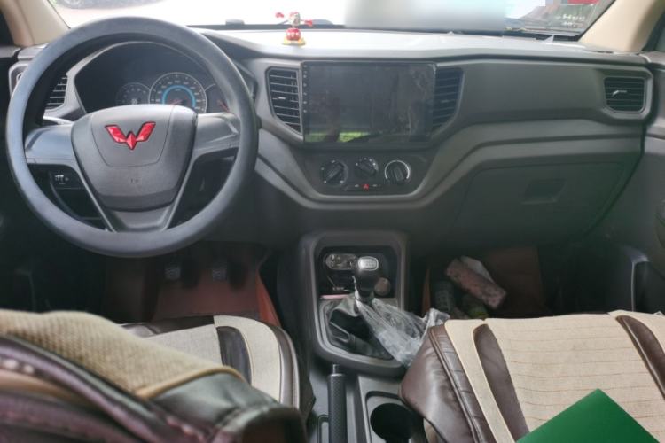 Used Wuling Hongguang V 2022 1.5L Enjoy Edition Electric-Powered LAR Center Console