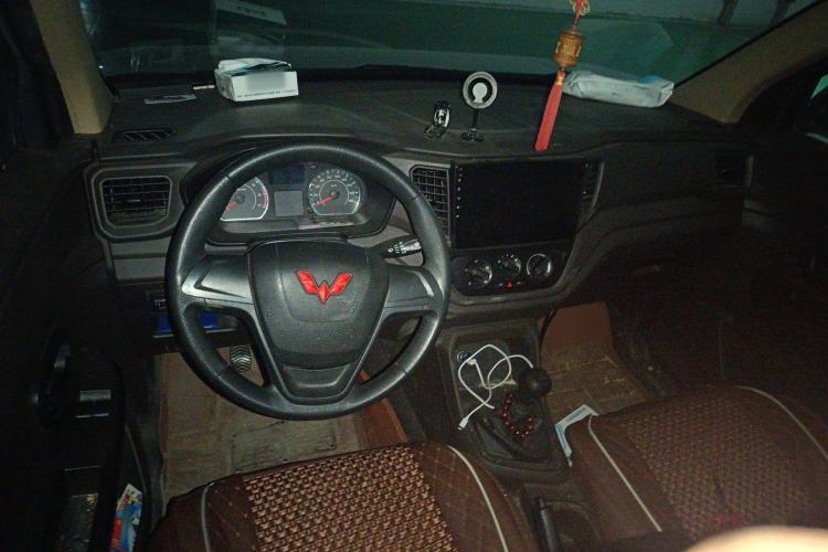 Used Wuling Hongguang V 2022 1.5L Jingqu Edition Electric-Assist LAR Center Console