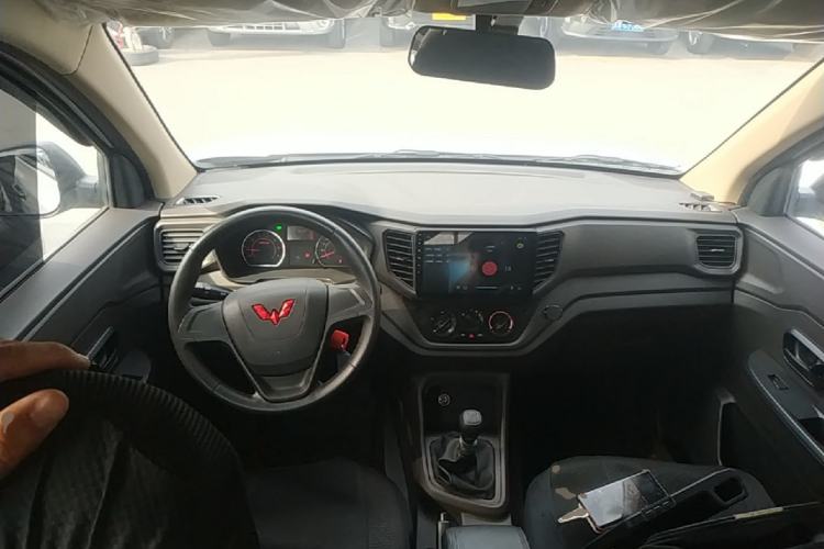 Used Wuling Hongguang V 2022 1.5L Jingqu Edition Electric-Assist LAR Center Console