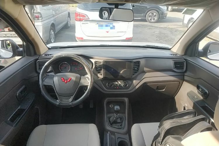 Used Wuling Hongguang V 2022 1.5L Jingqu Edition Electric-Assist LAR Center Console