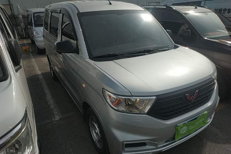 Used Wuling Hongguang V 2022 1.5L Jingqu Edition Electric-Assist LAR Front Right 45 Deg