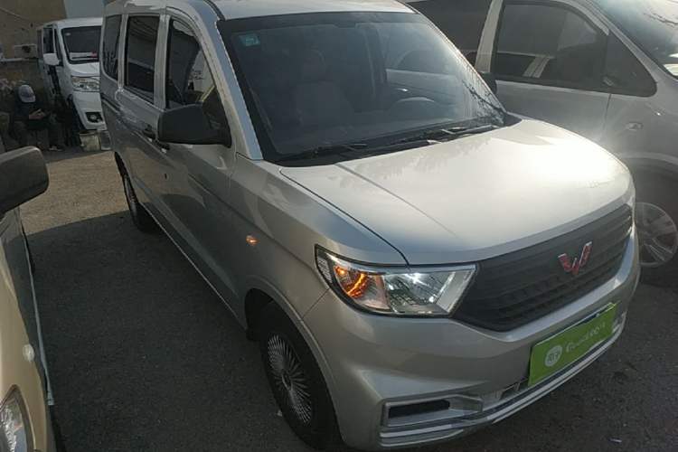 Used Wuling Hongguang V 2022 1.5L Jingqu Edition Electric-Assist LAR Front Right 45 Deg